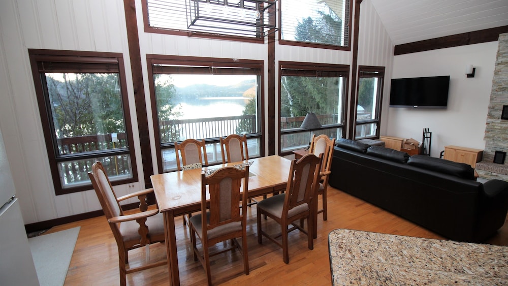 Duhamel Rock Cliff 3-Bedroom Waterfront Chalet-2