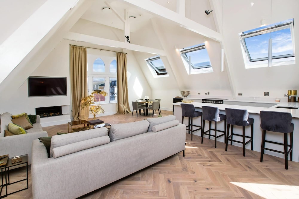 The Penthouse - With 360 Private Terrace Views of the Cathedral and Exeter City view 4