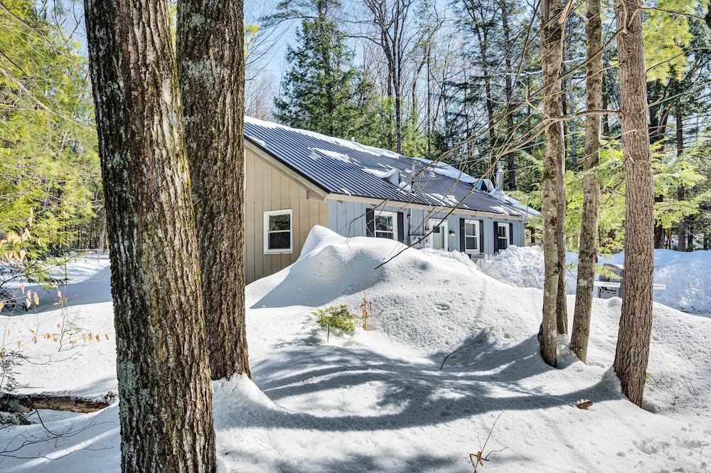 2 Mi to Conway: Cozy Cabin w/ Grill & Yard!