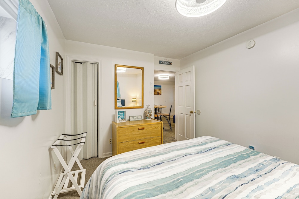 Walk to Ocean & Pier: Prime OOB Condo!