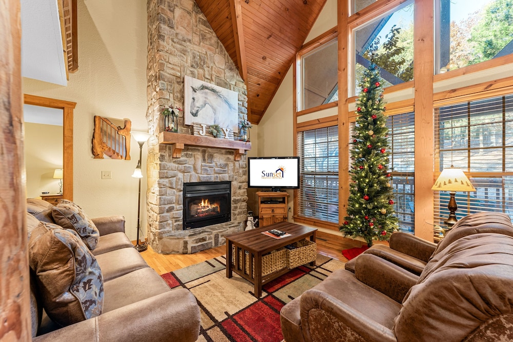 River's Creek 4 Bedroom Cabin by RedAwning