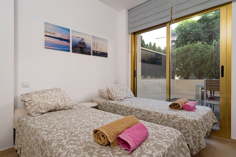 Beachside Apartment With Shared Pool
