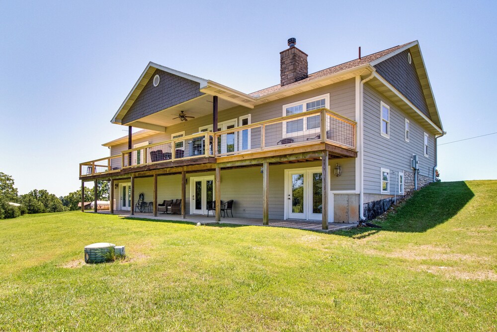 Near Bull Shoals Lake: Spacious Golfer's Getaway!