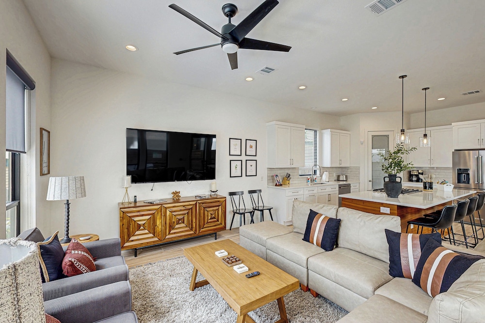 New Build, Private Pool, Near Pearl/riverwalk