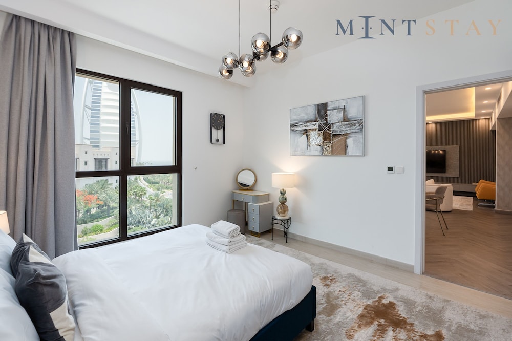 Modern 4BR w Full Burj Al Arab View Pvt Rooftop