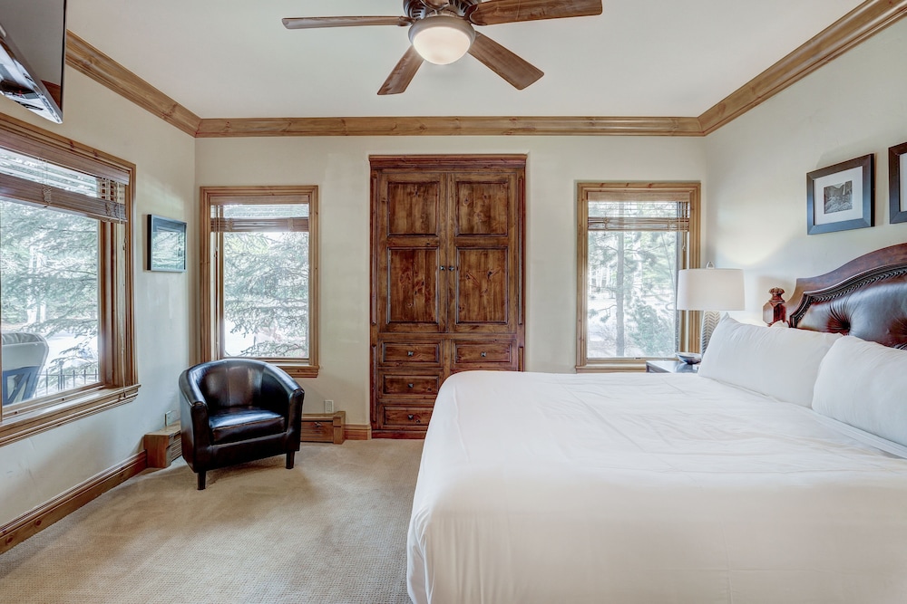 4br Plus Den Platinum Townhome, Walk To Lift 4 Bedroom Townhouse by RedAwning view 5