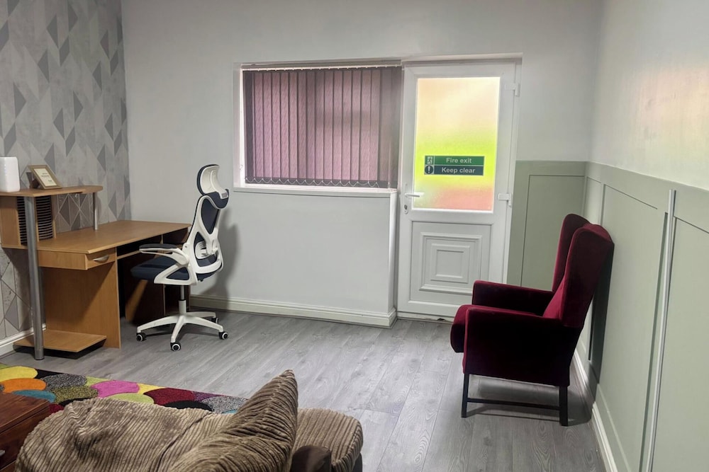 1 Room Ensuite Flat - Sleeps 2 With Sky Full Fibre