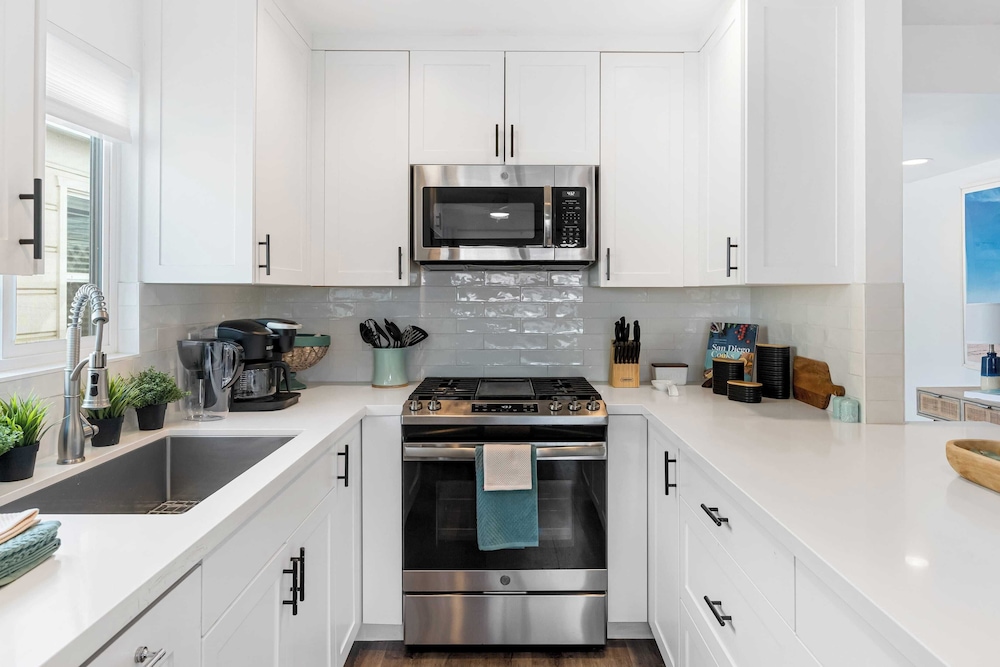 Steps to Sand! 2 Homes in 1 Sleeps 19, Outdoor Space, Walk to Shops & Dining