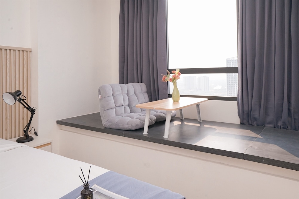 Comfortable Studio Room at Collins Boulevard Apartment