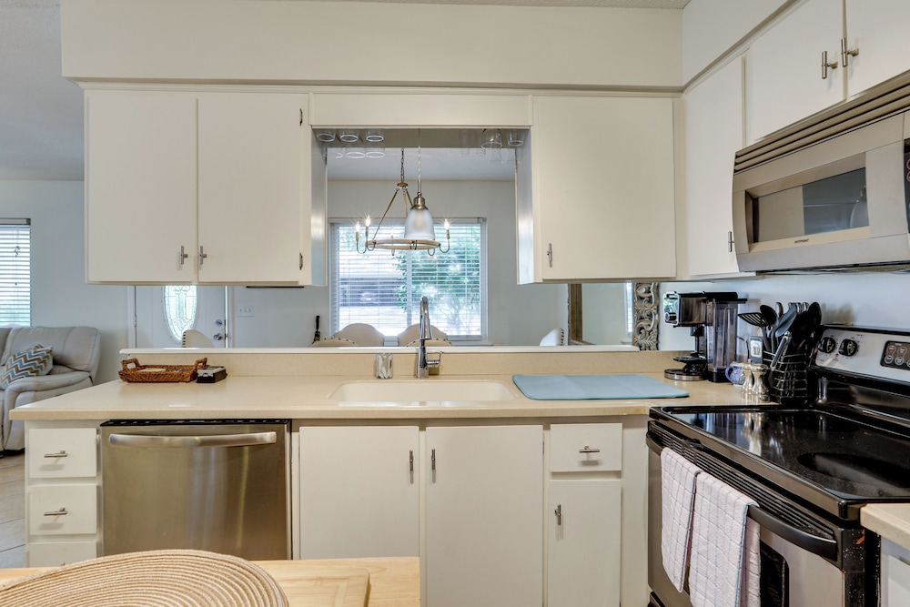 4 Mi to St Simons Beach: Home w/ Furnished Deck