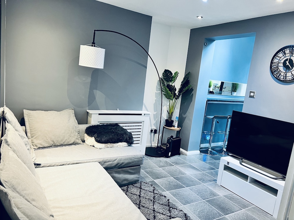 Impeccable 4-bed House With Garden in Brixton