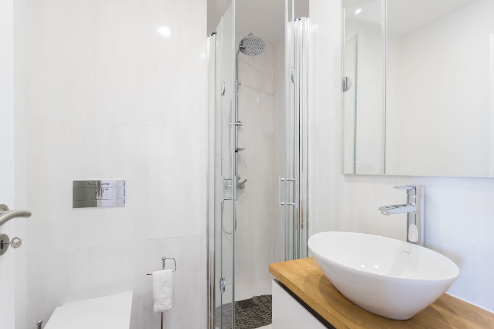 Alfama Lounge Three-Bedroom Apartment w/ River View and Parking - by LU Holidays