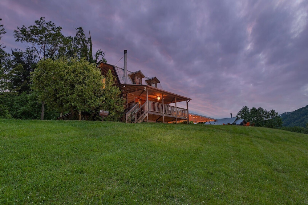 Engadine Inn  Cabins - Property Image 156
