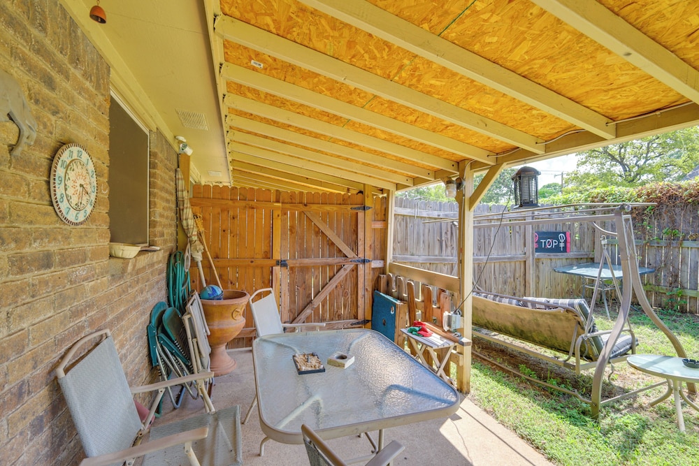 4 Blocks to At&t Stadium: Home w/ Bbq-ready Yard!