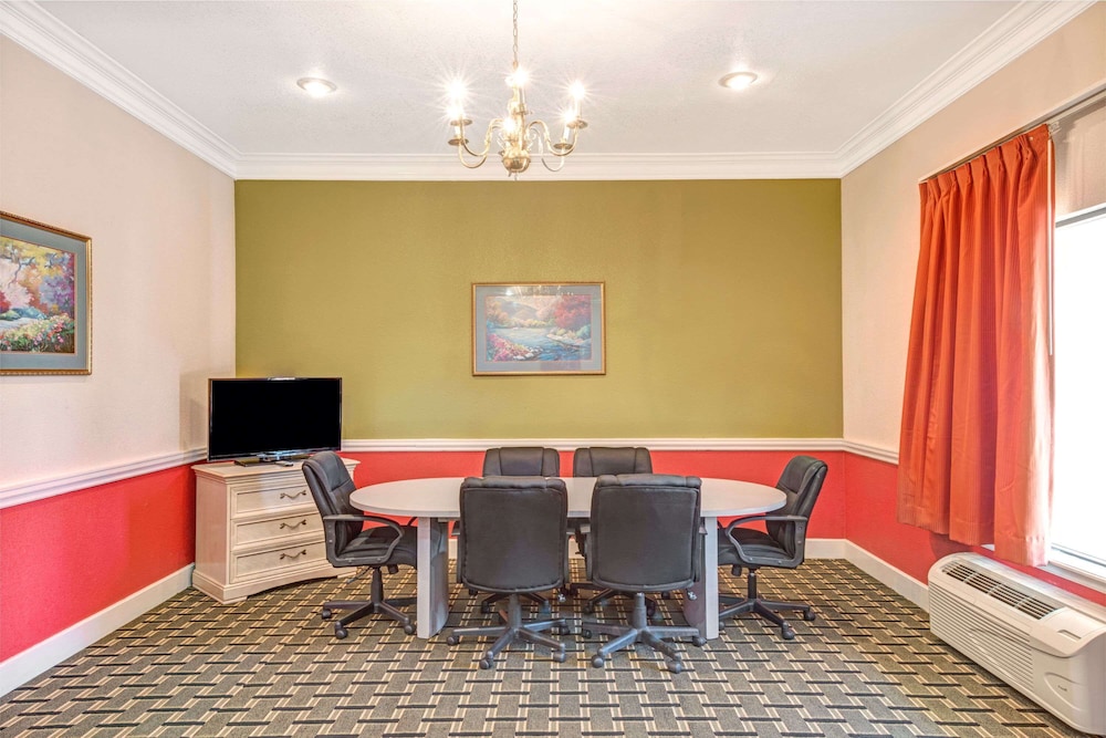 Days Inn  Suites by Wyndham Osceola AR - Property Image 9