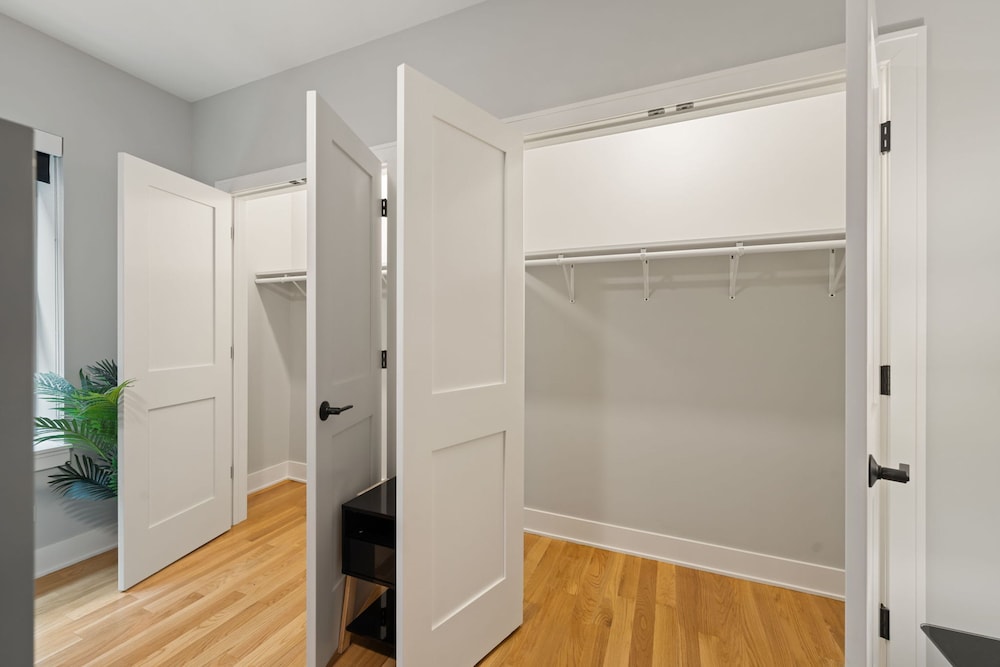 3 Bed 2 Bath Chicago Retreat w Balcony Parking
