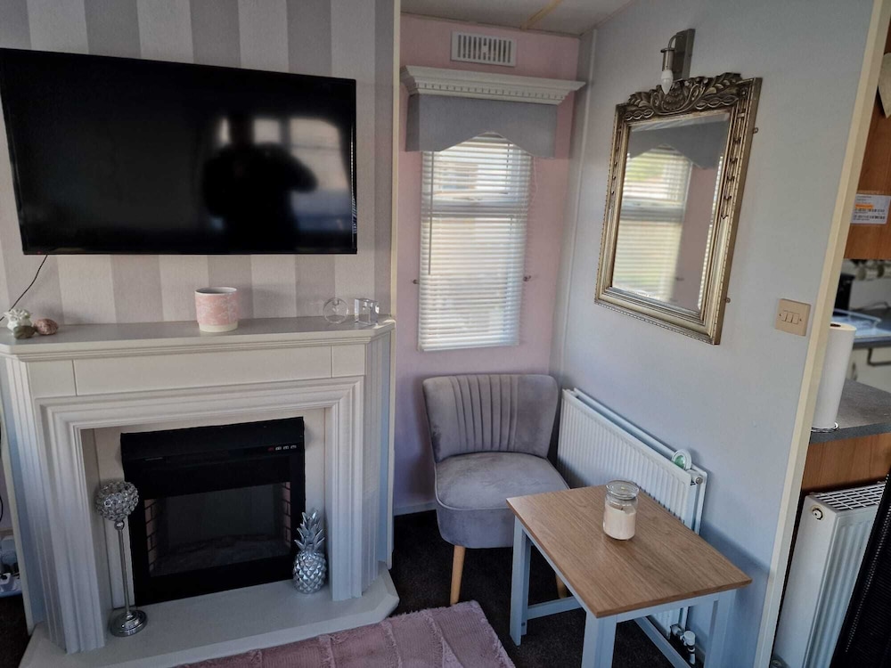 Lovely pet Friendly 4 Berth Caravan in Morecambe view 5