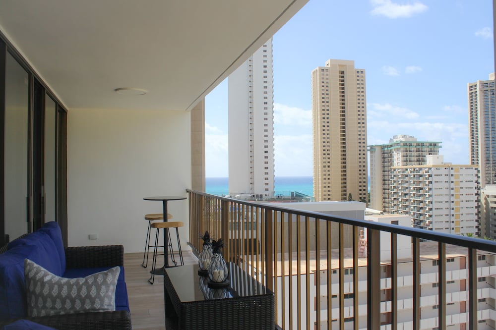 Waikiki Getaway Penthouse Suite 2 Bedroom Condo by RedAwning view 3