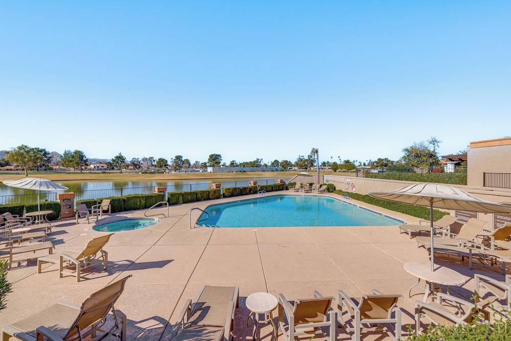 Modern Scottsdale Townhome w/ Heated Pool Access