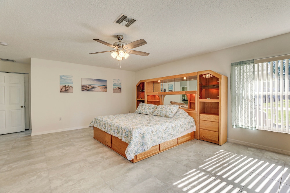 Sunny Sarasota Stay: Screened Pool + Pet Friendly