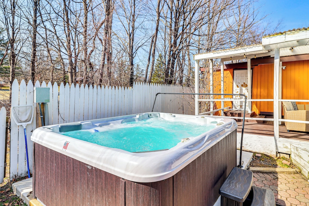 8 Mi to Slopes: Family Escape w/ Hot Tub in Cresco