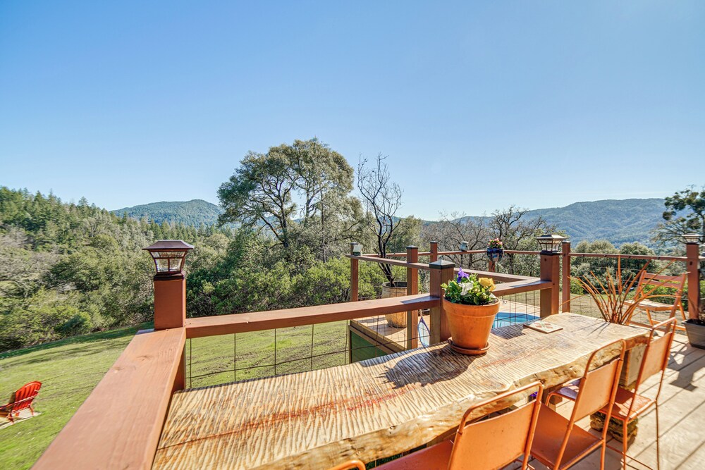 Hot Tub + Fire Pit: Secluded Dos Rios Escape!