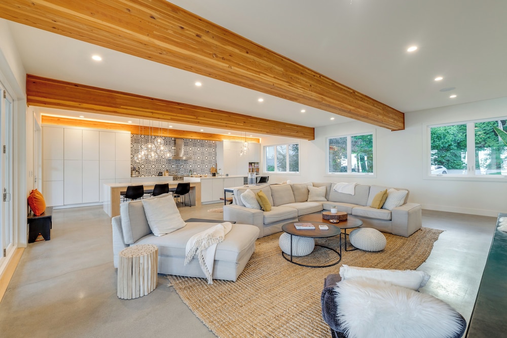 Stunning Semiahmoo Bay Views: Spacious PNW Home