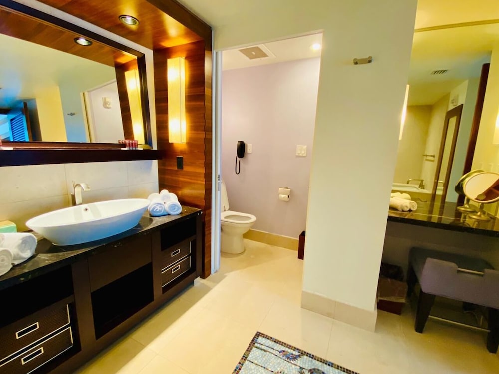 Carillon Miami Beach Private Suites