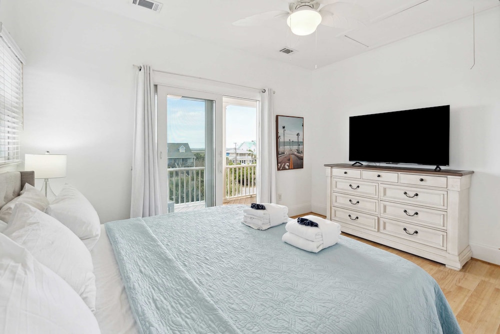 Oceanfront w/ Pool, Panoramic Deck Views, 5bdr Folly Ocean Breeze by Avantstay