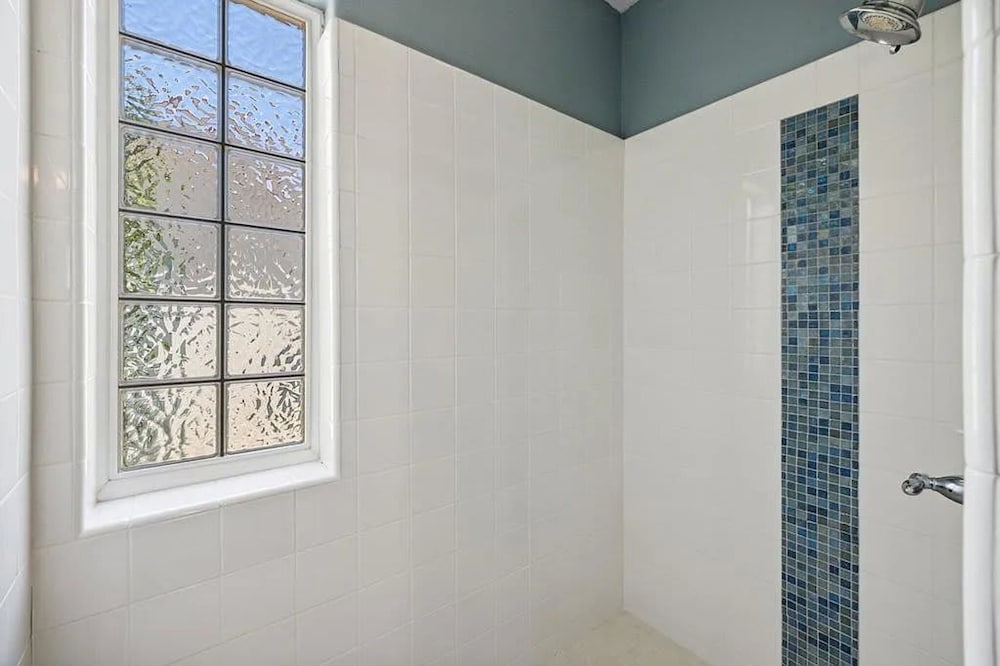 Stylish 2BR w Spa Patio