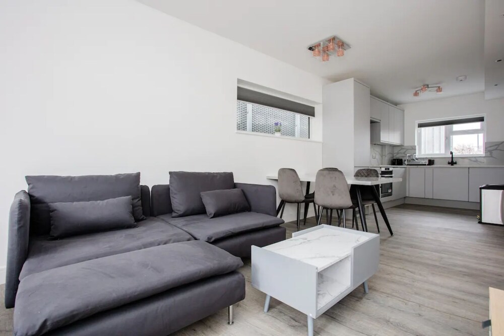 Designer 2 Bedroom Apartment in West London