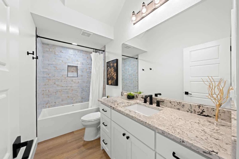 Hill Country Escape W/views Plus, Hot-tub and Pet Friendly!
