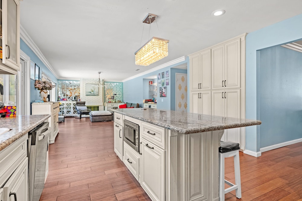 Spacious 4BR Family Retreat w Private Pool