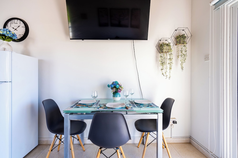 Lazuli 1-BR W Pool & Balcony in Larnaca