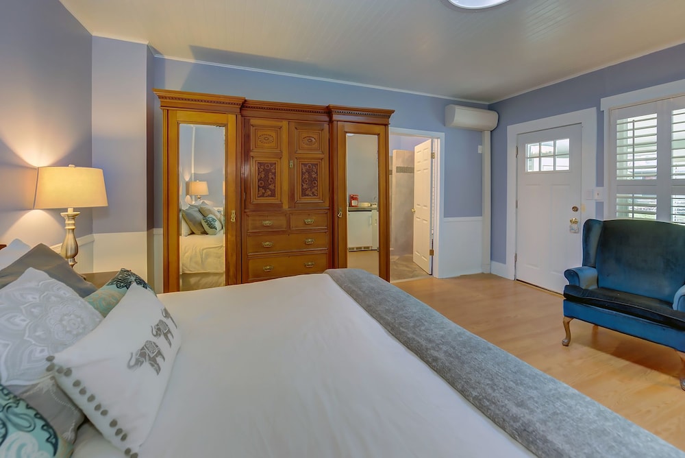 Ashland Vacations - Carlisle Garden Suites - Property Image 2
