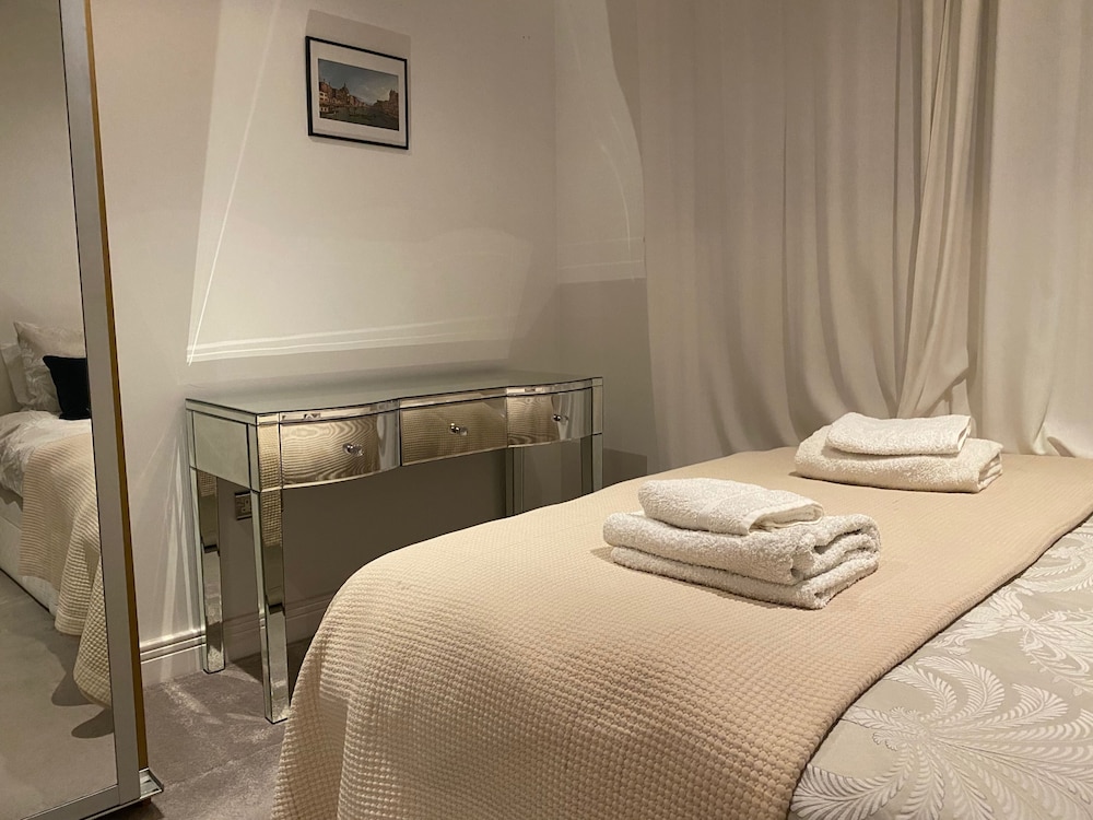 2 Bed Flat - Sleeps 4 - Parking - Wifi