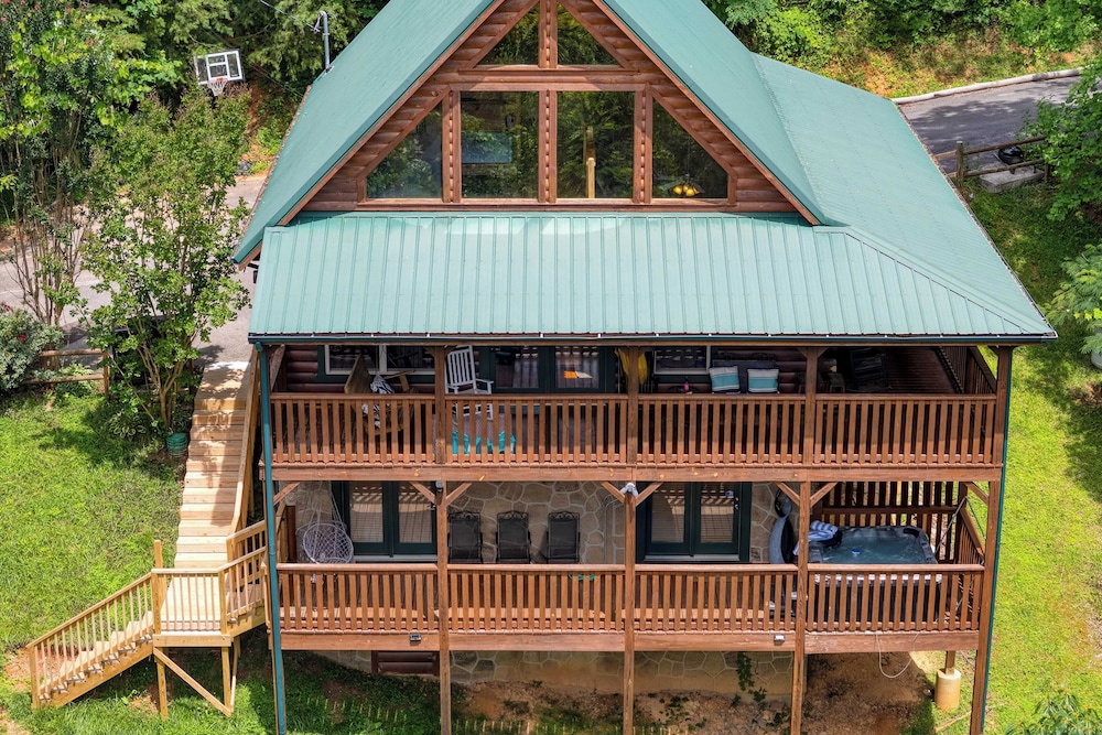 Triple Mountain View by Avantstay: Hot Tub, Game Room & Stunning Smoky Mountain Views