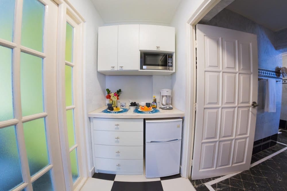 Deluxe Suite Deluxe Suite - Kitchenette- Walk to Marriott Beach