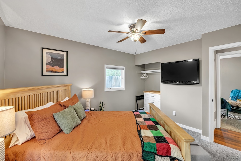 The Alpine Rose - Peaceful Retreat With Hot Tub 3 Bedroom Home view 5