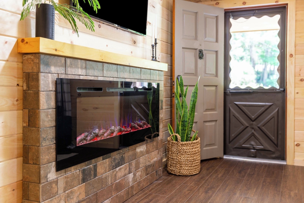 2 Mi to Dtwn: Spacious Gatlinburg Home w/ Hot Tub!