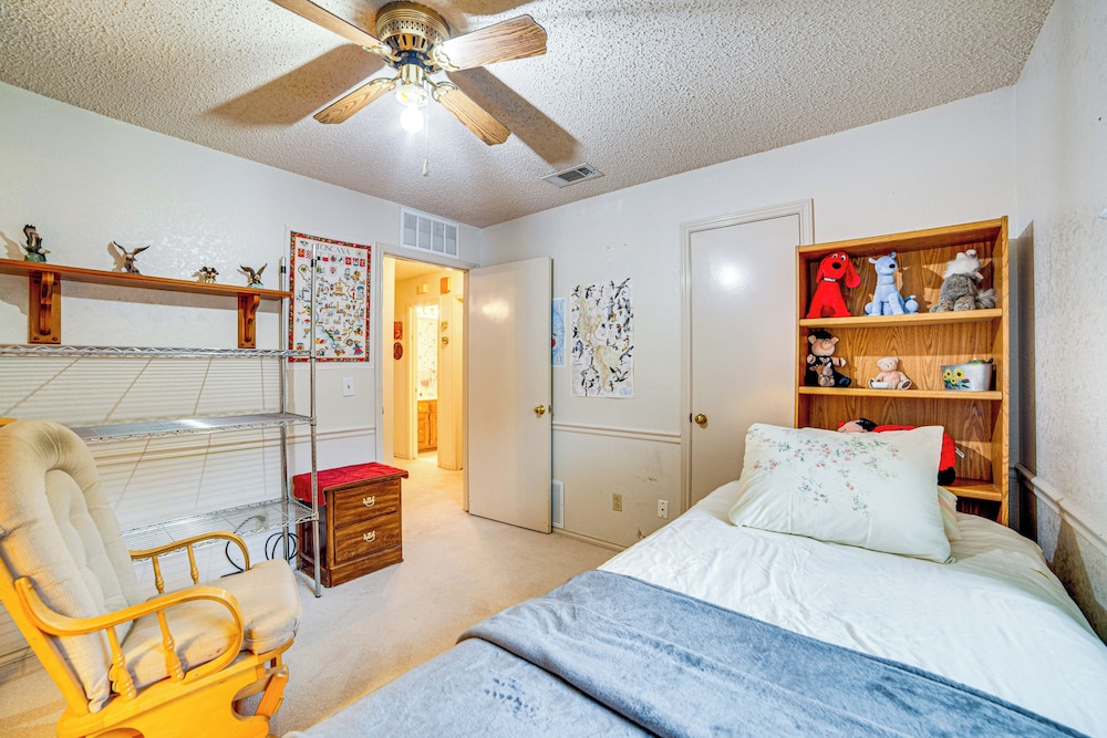 Pet-friendly Home w/ Pool - 8 Mi to Central Plano!