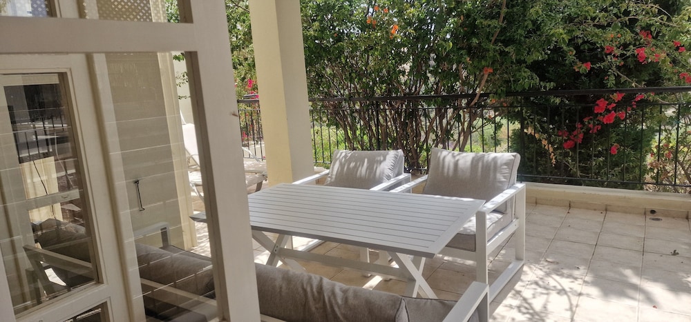 J1 Holiday House Adjacent to Aphrodite Hills