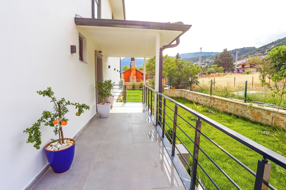 Villa White House