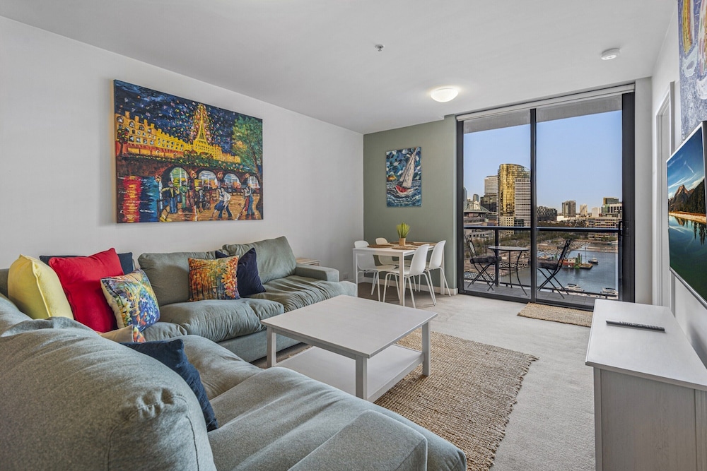 Docklands Waterfront Elegance With Cityscape Views