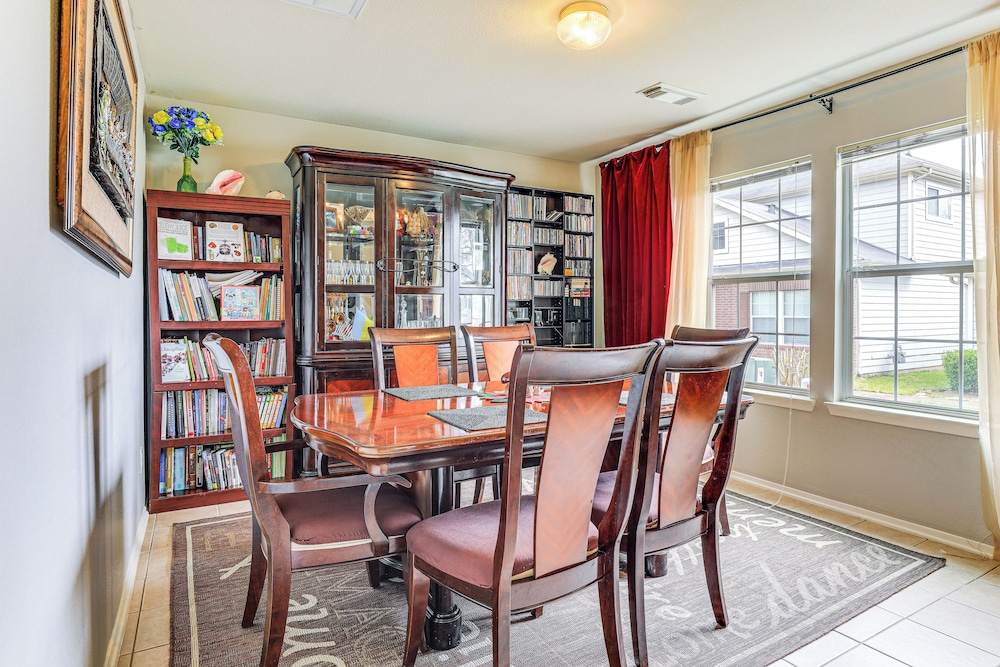 12 Mi to Energy Corridor: Family Home w/ Grill!