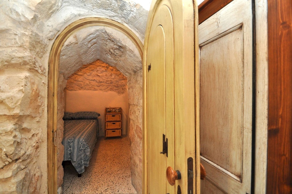Trullo dei Beneficati a Pochi Metri dal Mare