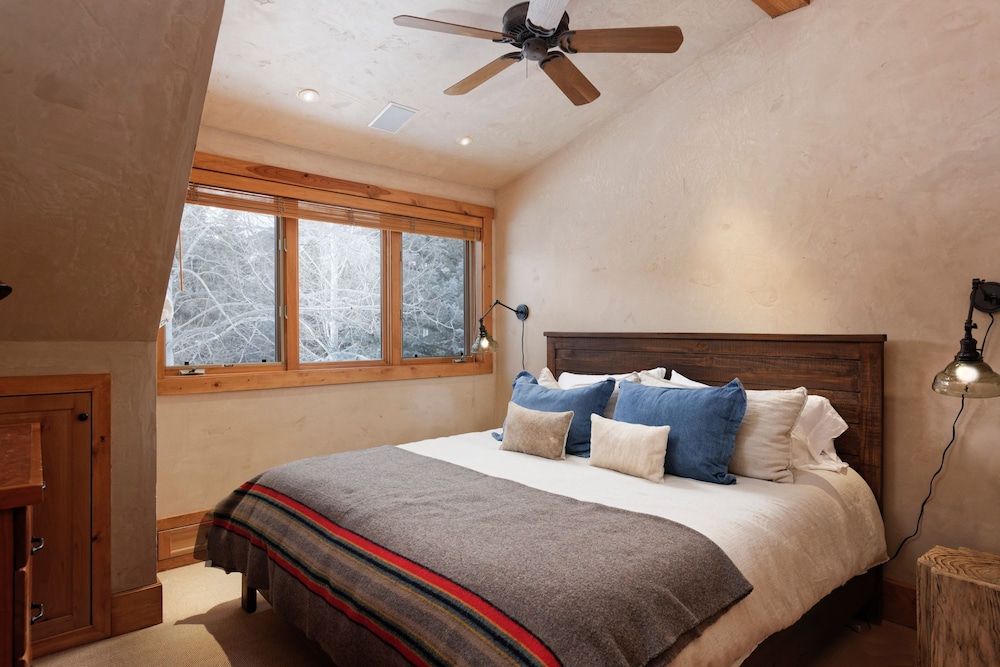 Twin Creeks Ranch Luxury Aspen Group Retreat 25-acres Guest House
