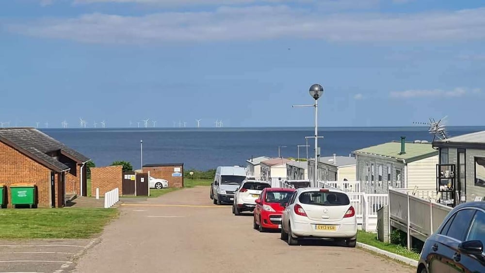 3-bed Cabin, Sleeps 6 With Pool & 5 Mins to Beach