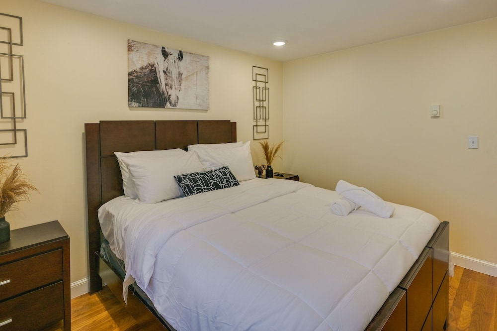 Boston Duplex w/ Foosball Table: 11 Mi to Downtown