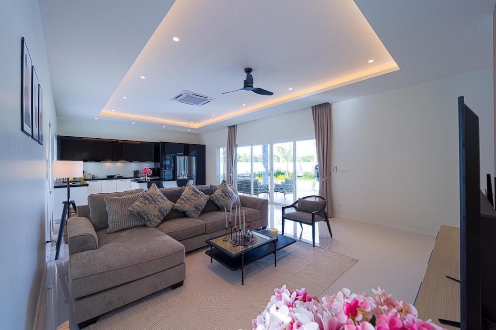 Modern 3 Bedroom Villa AS1